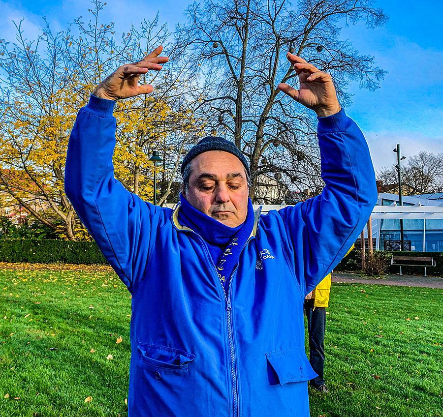 Ilias izvodi Falun Dafa vježbe u parku.