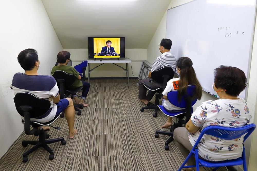 Učenici u učionici za englesko govorno područje gledaju predavanja gospodina Li Hongzhija.