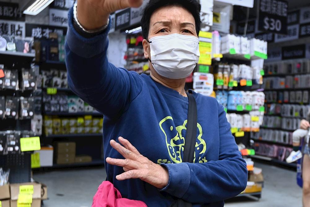 Žena koja je lijepila klevetničke plakate na Mong Koku je kazala da slijedi naredbe KPK.