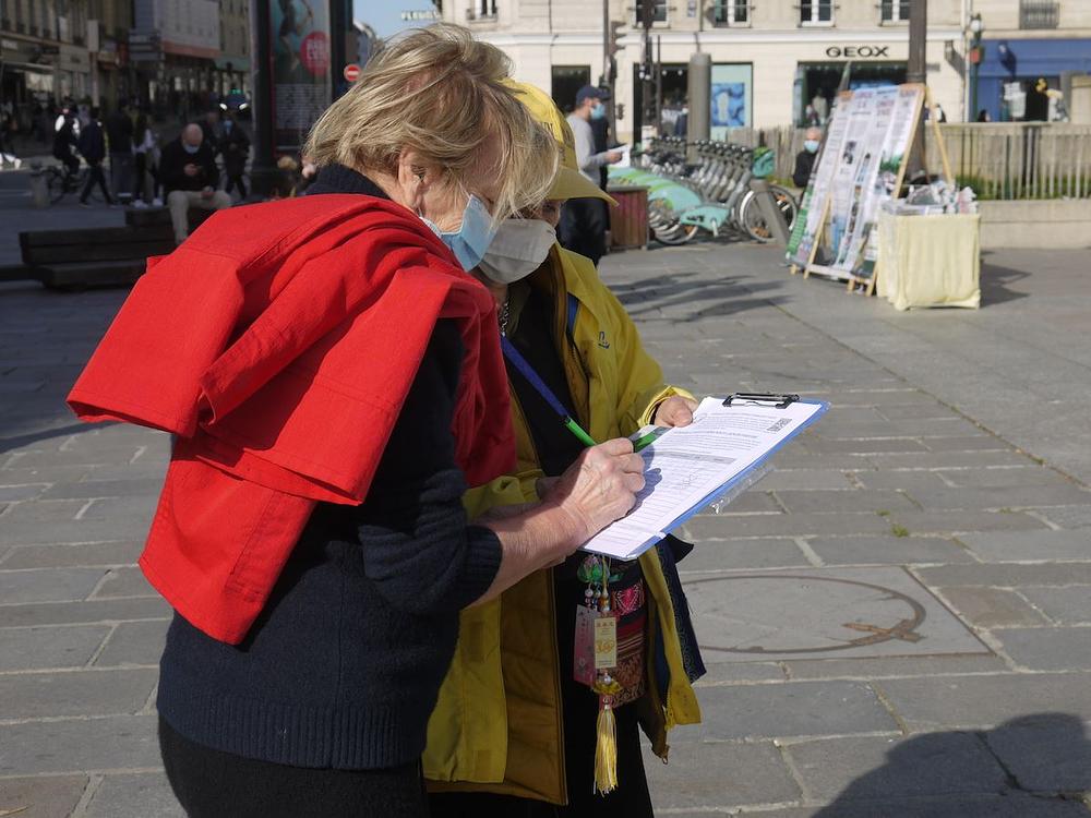 Ljudi traže da potpišu praktikantsku peticiju za okončanje progona i pokažu svoju podršku naporima i uvjerenjima praktikanata.