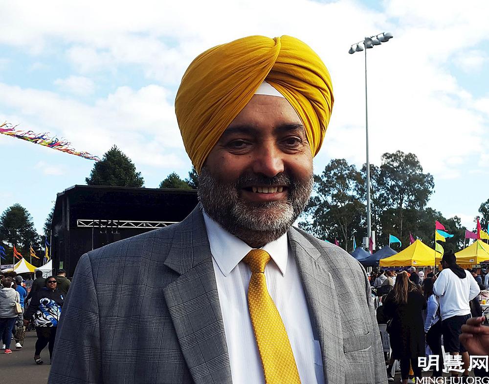 Dr. Moninder Singh, gradski vijećnik iz Blacktowna, je pohvalio Falun Dafa kao izvanrednu grupu. 
