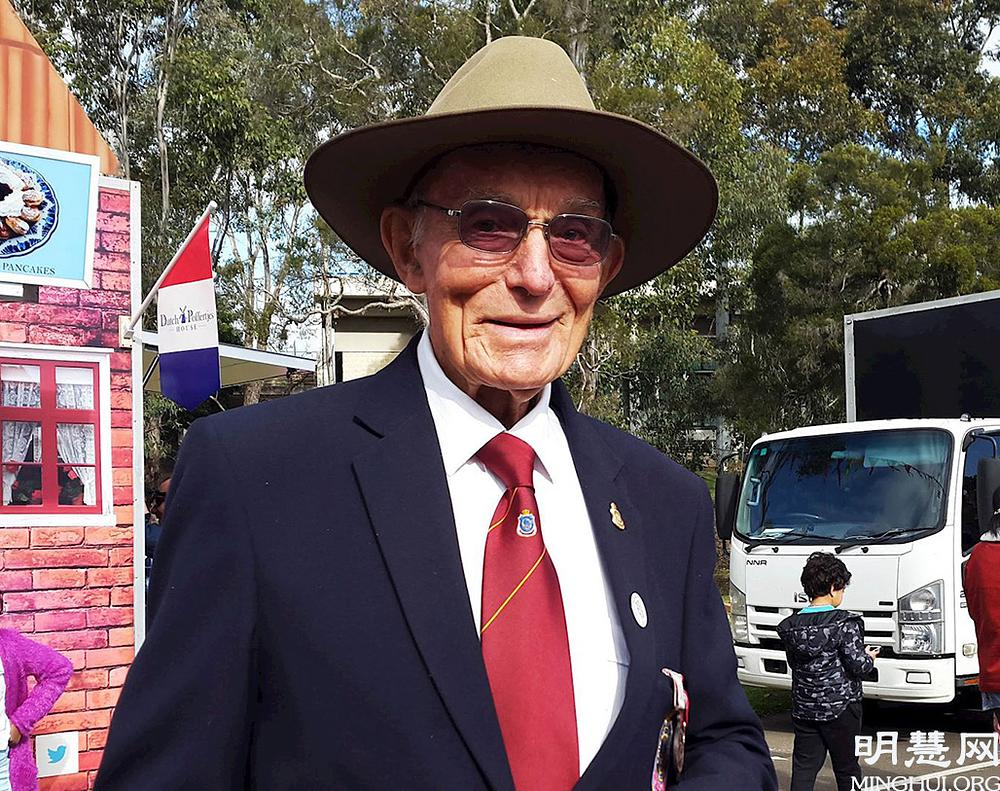 Frank Mossfield, bivši gradski vijećnik, se zahvalio praktikantima za donošenje pozitivne energije zajednici. 