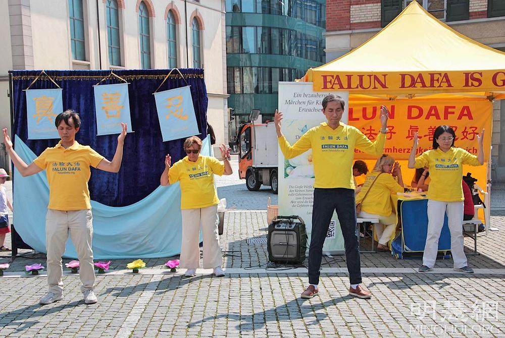 Praktikanti demonstriraju izvođenje Falun Dafa vježbi 