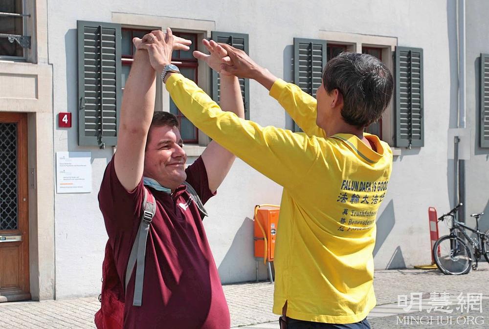 Gospodin Dubach uči Falun Dafa vježbe 