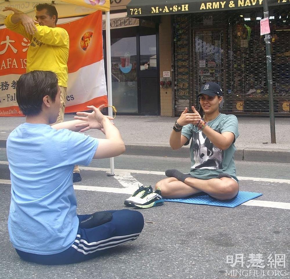 Studentica Janea Jarel Falun Dafa uči vježbe.