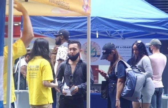 Yang Dexiong, iz Francuske, sluša dok mu praktikant govori o Falun Dafa.