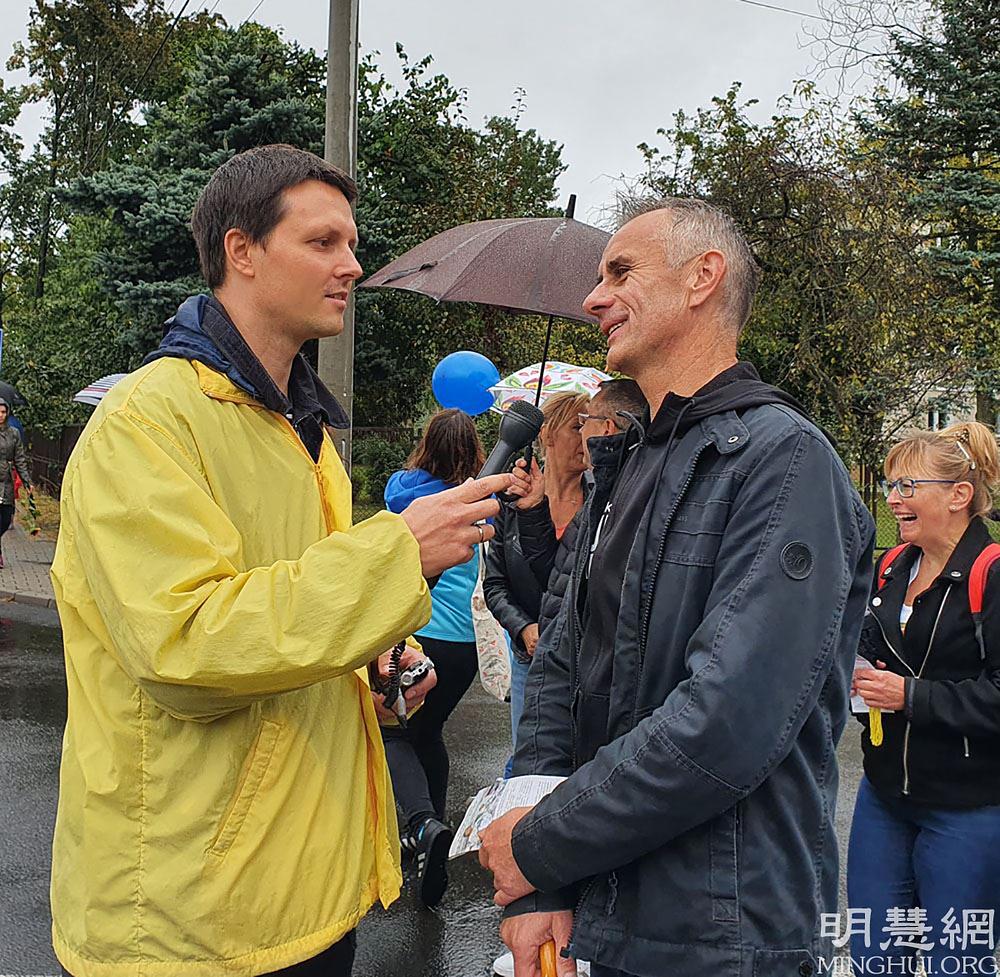 Gospodin Sylvester (desno) je rekao da se osjećao praznično nakon što je vidio ples zmaja koji su izveli Dafa praktikanti. “Izvođači žive po principima Istinitosti, Dobrodušnosti, Tolerancije. U današnjem haotičnom svijetu takve su vrijednosti utoliko važnije. Nadam se da će više ljudi spoznati ljepotu ovih principa.”