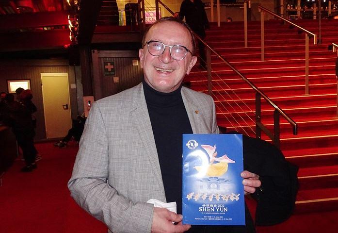  Uve Mies na nastupu Shen Yun  u Kelnu