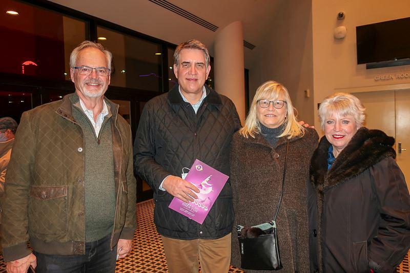 (Slijeva nadesno) Bill Frank, Steve Churchill, Lynn Frank i Christine Branstad na nastupu Shen Yun u Des Moinesu, Iowa. (The Epoch Times)