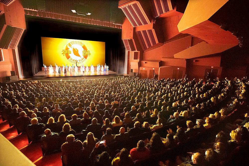 The Shen Yun International Company u Segerstrom Centru za umjetnost u Costa Mesi, u Kaliforniji, 30. decembar 2021. godine. Trupa je izvela četiri rasprodane predstave u Costa Mesi od 30. decembra do 1. januara 2022. godine (The Epoch Times) 