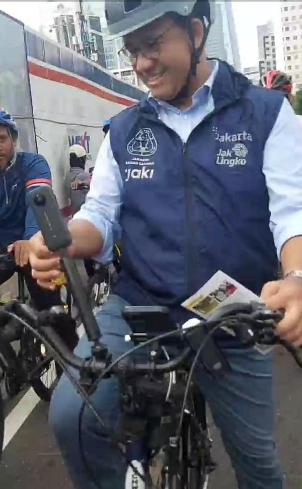 Guverner Jakarte je od Falun Dafa praktikanata prihvatio letak i lotosov cvijet napravljen od papira.