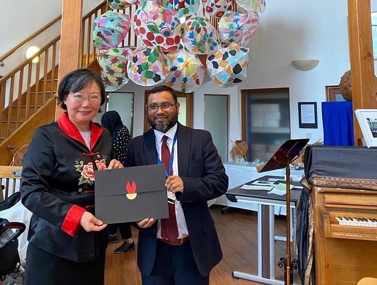 Vijećnik Maium Talukdar je gospođi Sun dodijelio nagradu za izuzetan uspjeh kao priznanje za njen doprinos zajednici.
 