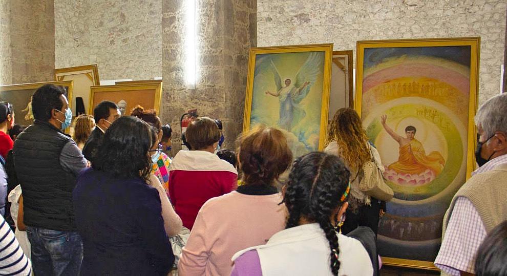 Prisutni gledaju radove na međunarodnoj izložbi Umjetnost Zhen Shan Ren (Istinitost, Dobrodušnost, Tolerancije) u Meksiku.
## San Pedro Cholula