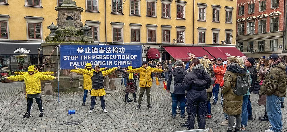 Melodična glazba za vježbanje privukla je brojne prolaznike. 