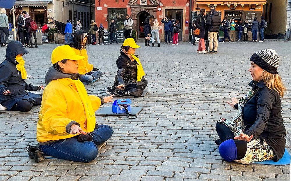 Prolaznici su učili vježbe. 