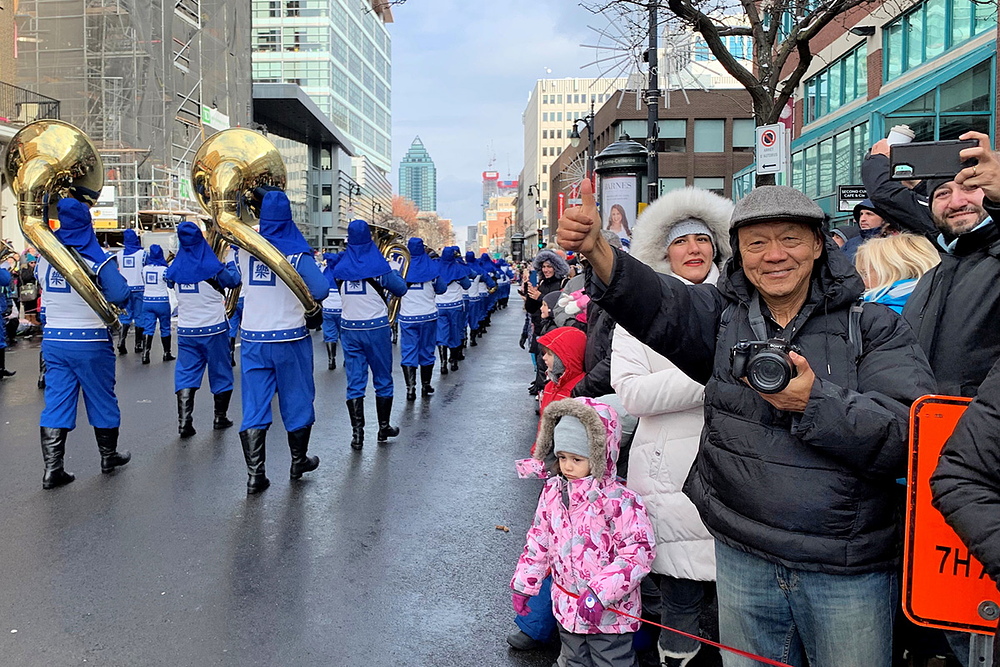 Gospodin Liu, umirovljeni profesor koji živi u Montrealu, dao je orkestru veliki palac gore.