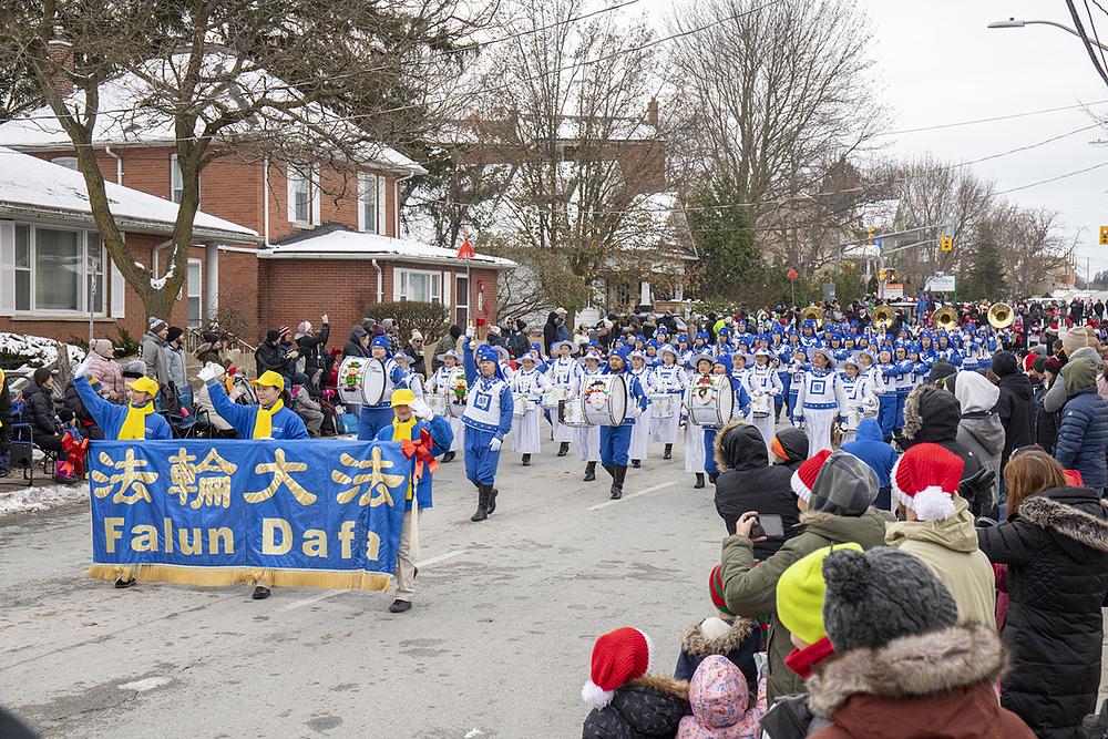 Tian Guo Marching Band nastupio je na povorci u Newmarket-u održanoj 19. studenog 2022. 