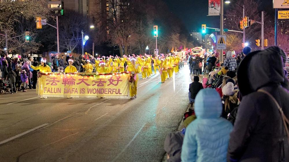  Tian Guo Marching Band i tim kineskih bubnjara sudjelovali su u povorci u Ajax-u, održanoj 26. studenog 2022. u 18 sati.