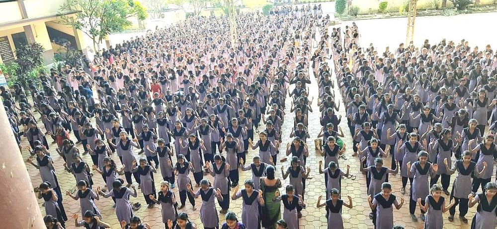  Djevojčice u školi Newajabai Hitkarini uče stajaće vježbe.