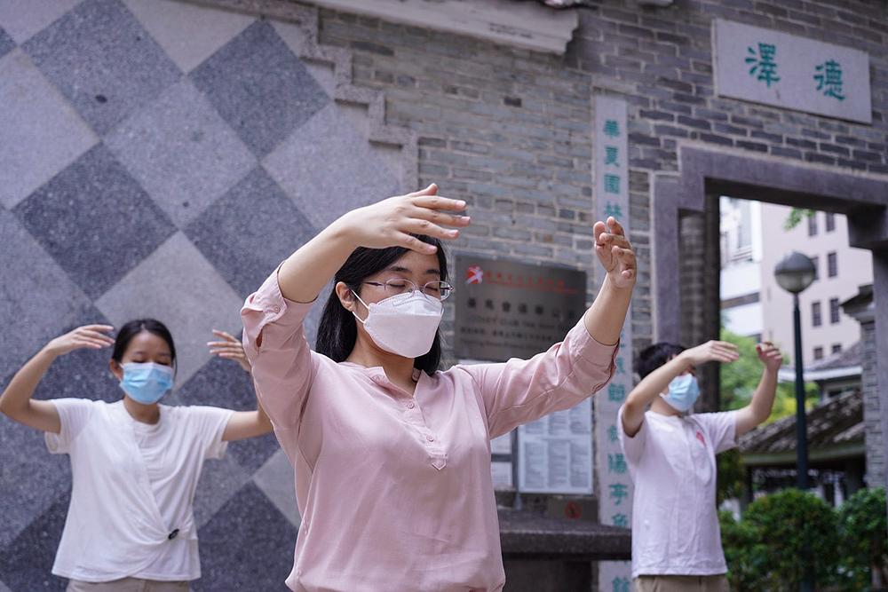 Praktikanti vježbaju u Tseun Wan Tak Wah parku (gđica. Zheng u prvom planu)