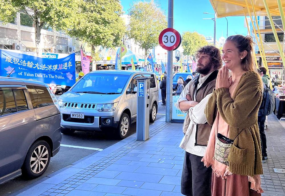 Mia i Samuel uživaju u paradi.