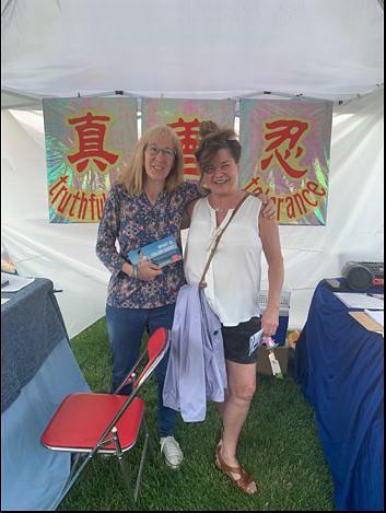   Debrah, na slici (desno) se slikala sa praktikanticom.