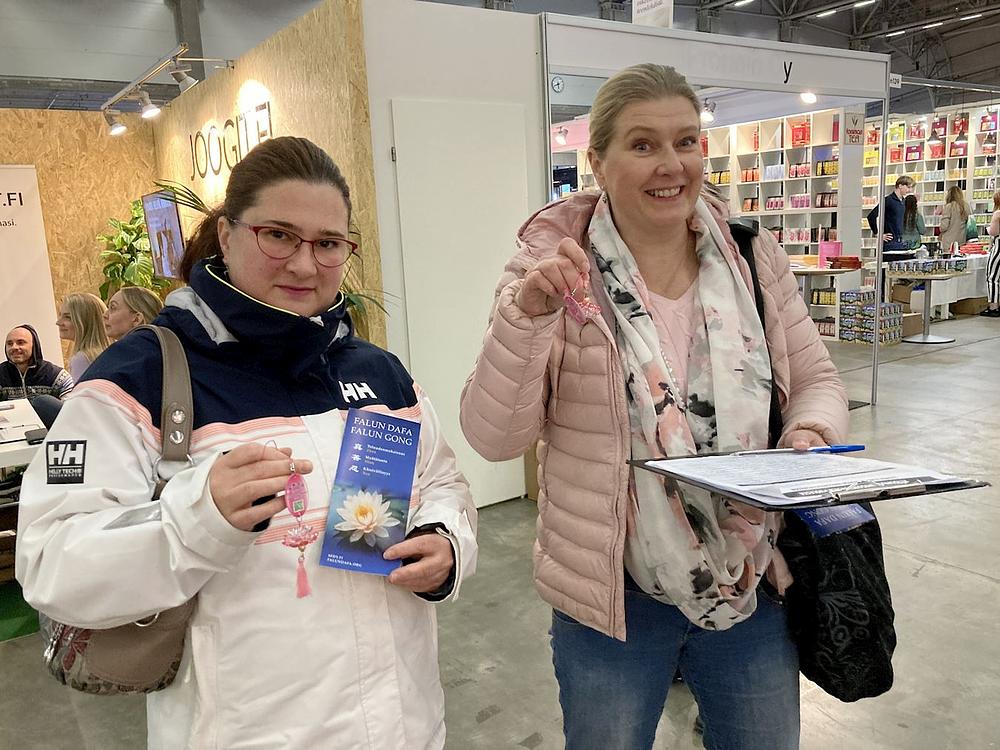 Nakon što su saznali za progon u Kini, ljudi potpisuju peticiju za prekid zločina.