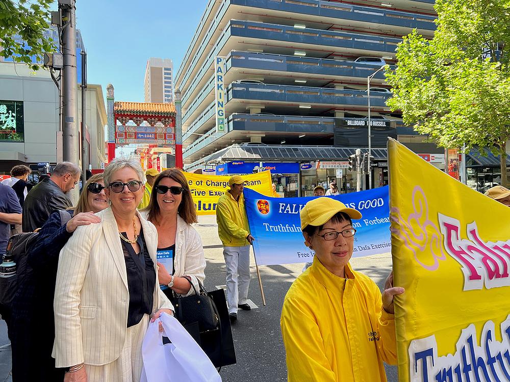 Darryl (lijevo s kratkom kosom) i prijateljice Jane (zadnji red s tamnom odjećom) i Allison (u sredini) gledaju paradu.
