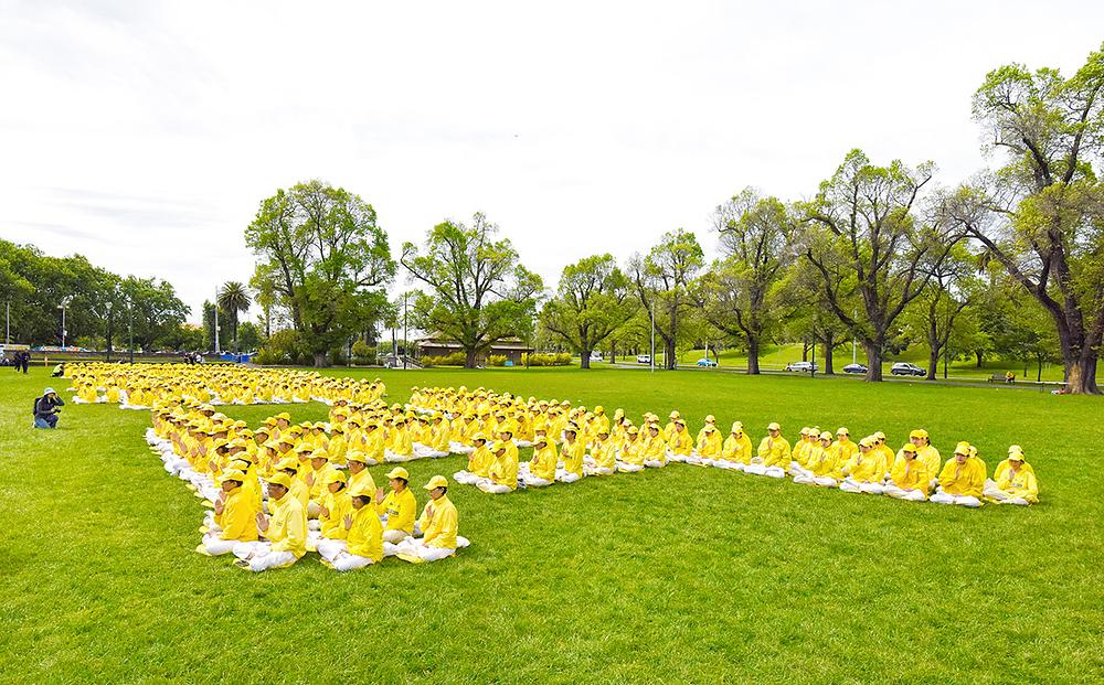 Praktikanti iz Australije, Novog Zelanda i Vijetnama vježbaju u Alexandra Gardensu 28. listopada rano ujutro.