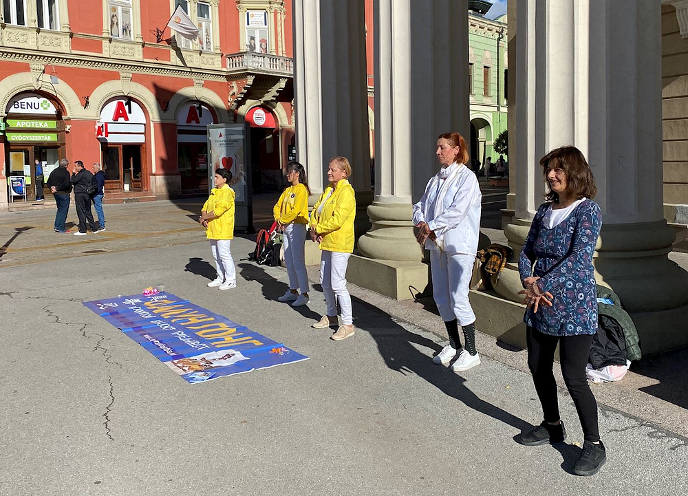Livija (druga s desna) i Nataša (prva s desna) uče vežbe.