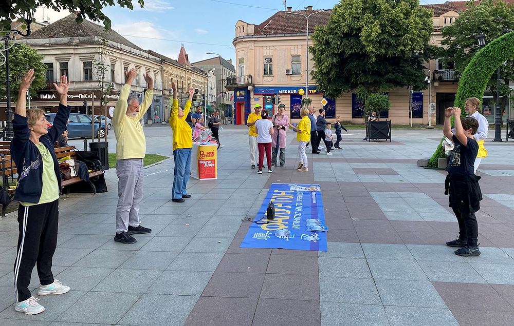 Ljudi u Rumi uče drugu vežbu Falun Dafe.