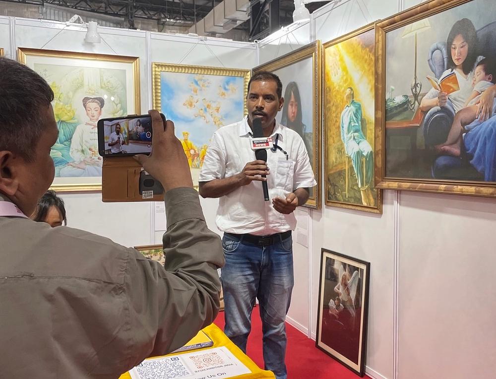 Praktikant objašnjava lokalnom mediju izložbu slika Zhen, Shan, Ren.