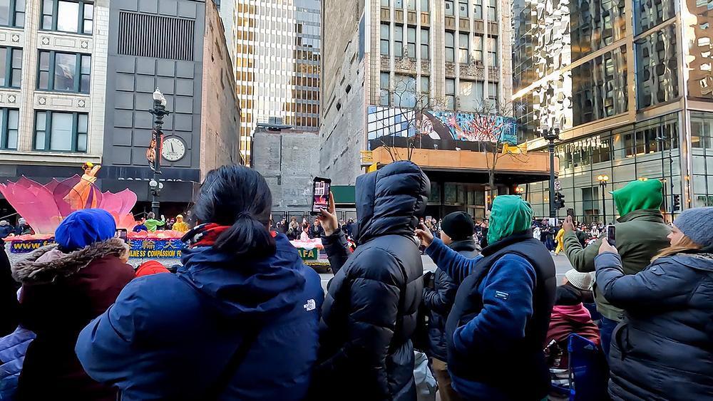 Ljudi su fotografisali i snimali video zapise povorke praktikanata.