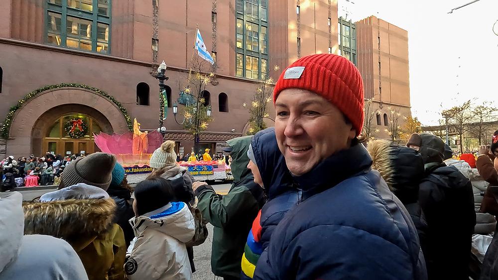 Dan se divio Falun Dafa splavu.