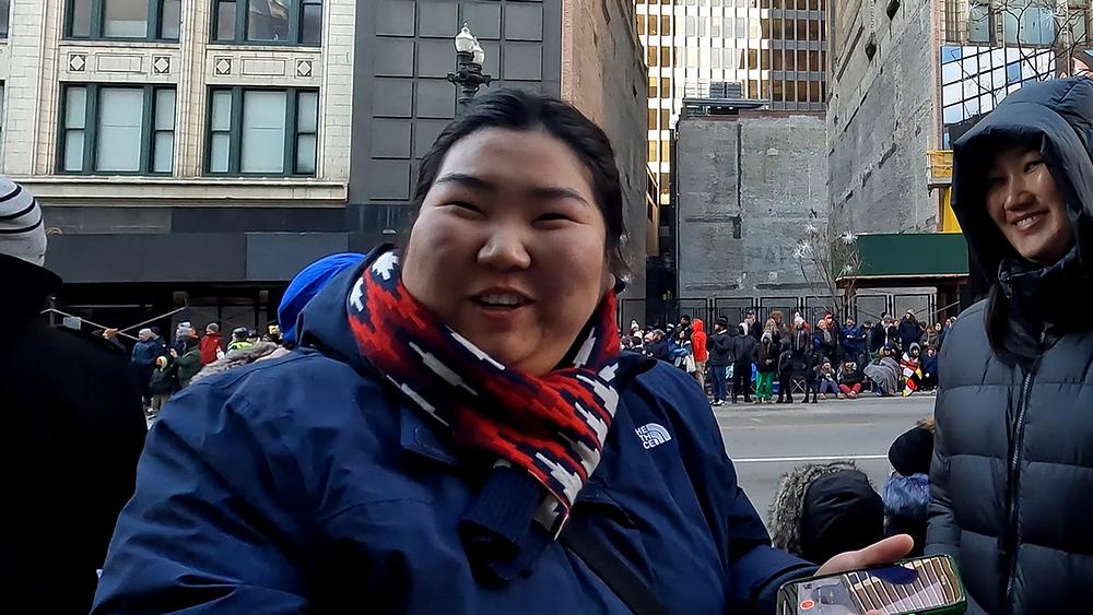 Marta (lijevo) gleda paradu sa prijateljicom.