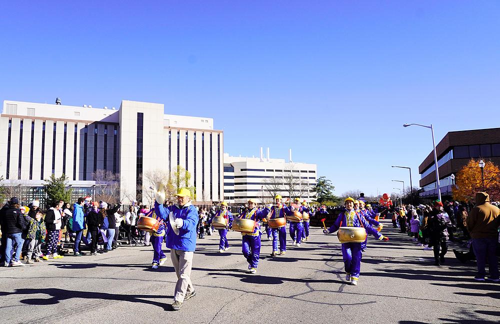 Praktikanti su učestvovali u prazničnoj paradi Male Hill 18. novembra 2023