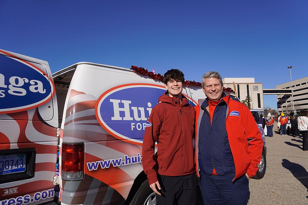 Kongresmen Bill Huizenga i njegov sin