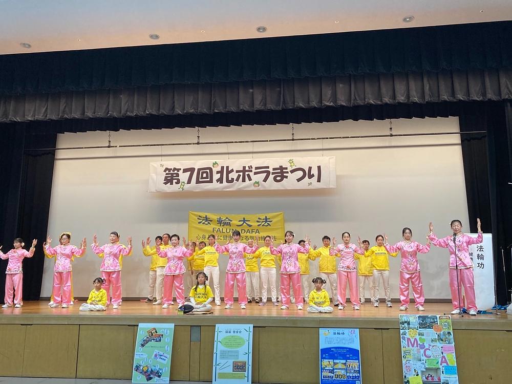 Praktikanti demonstriraju Falun Dafa vježbe na pozornici.