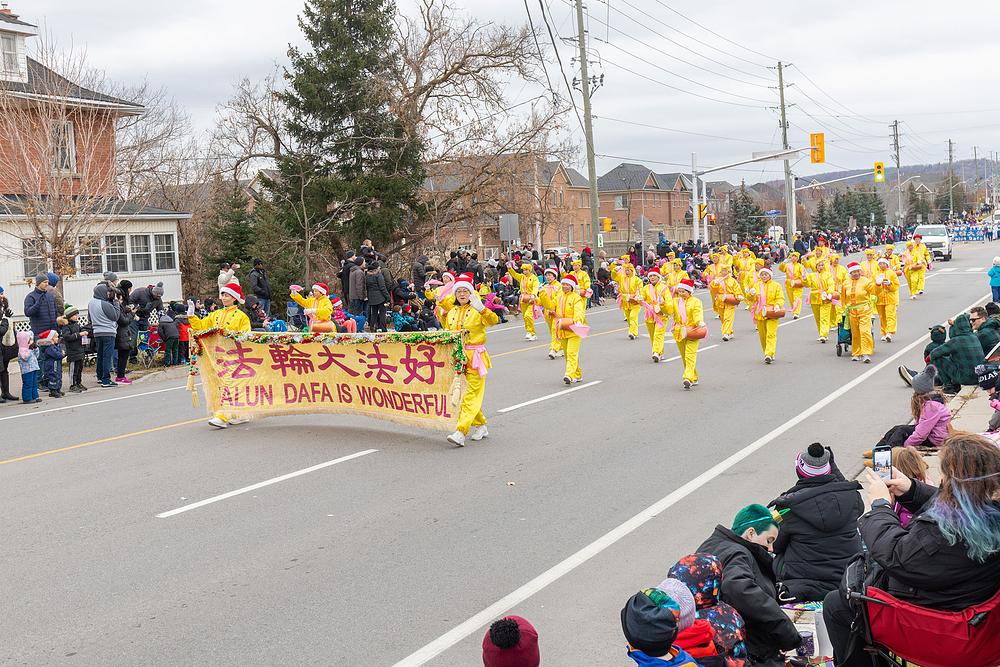 Tian Guo Marching Band i dobošarska grupa su učestvovali u paradi Djeda Mraza u Miltonu 26. novembra.