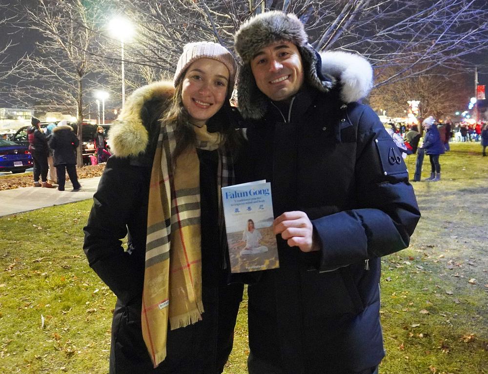 Andy i njegova supruga Vina gledaju nastup Tian Guo Marching Band u Ajaxu.