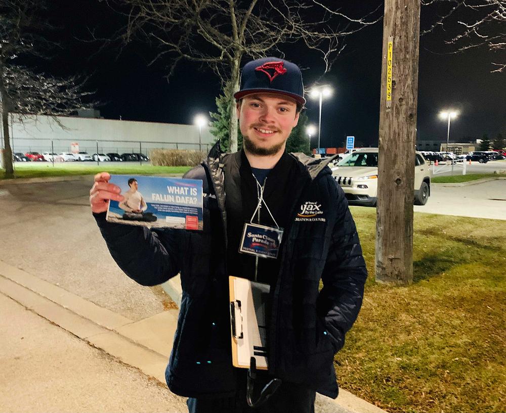 Matthew je pratio Tian Guo Marching Band tokom i prije parade.