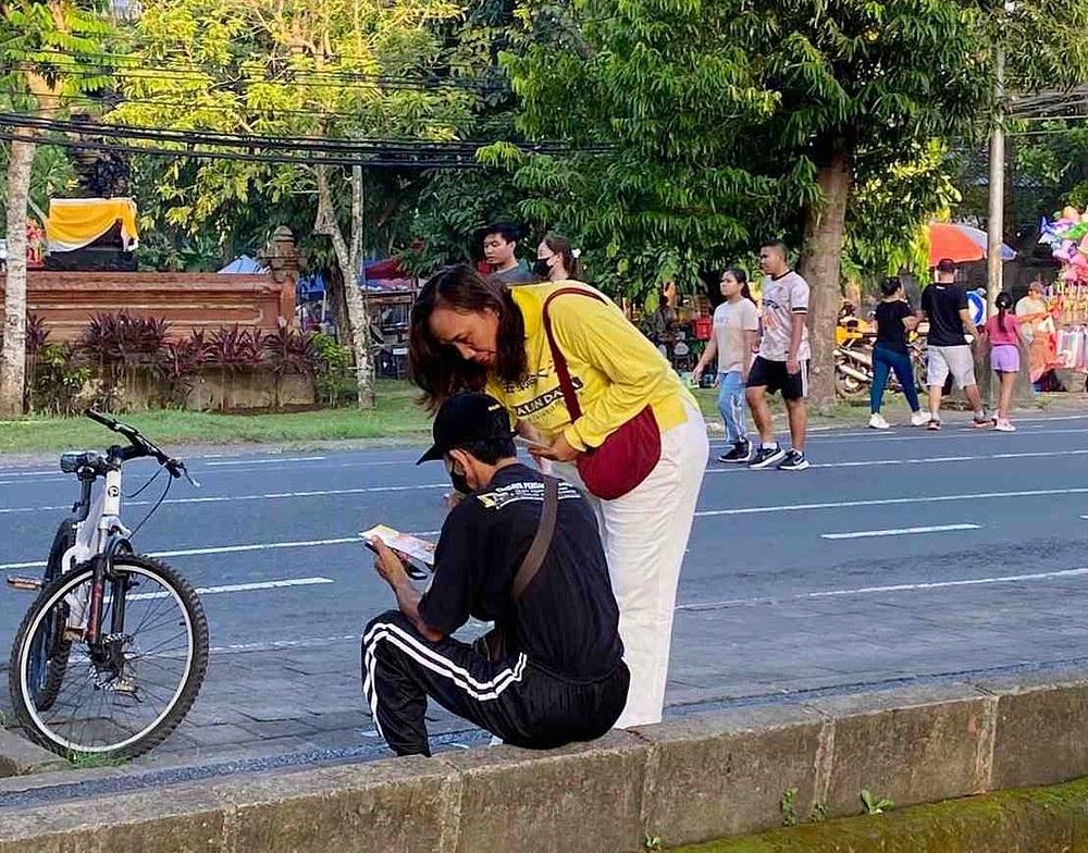 Čovjek čita letak.