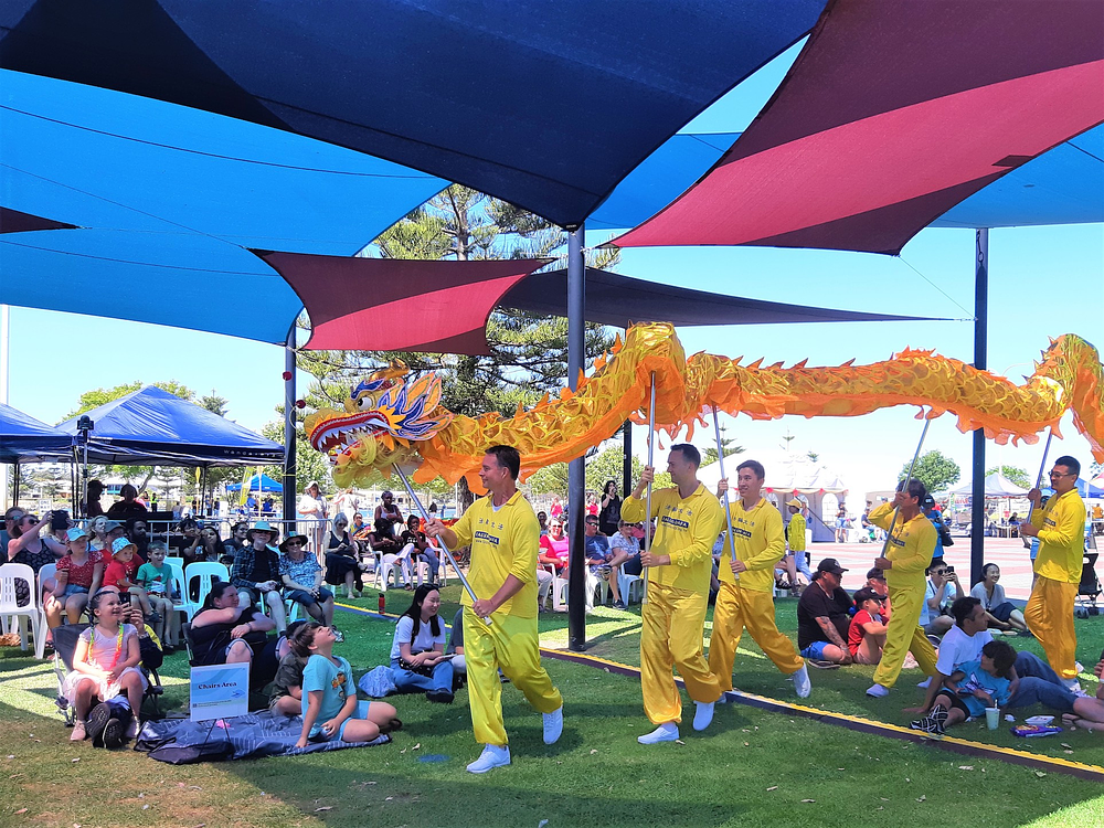 Praktikanti su izveli zmajev ples tokom božićnog slavlja u Bunburyju 10. decembra 2023.