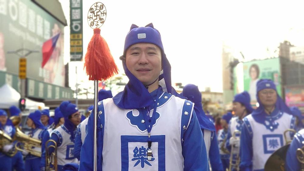 Gosp. Shi iz Sidneyja, Australija, jedan od dirigenata Tian Guo Marching Banda.