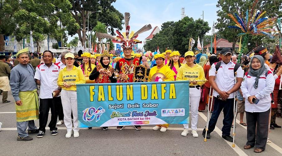 Zulkarnain HN (u sredini) je direktor Ureda za mlade i sport Batama.