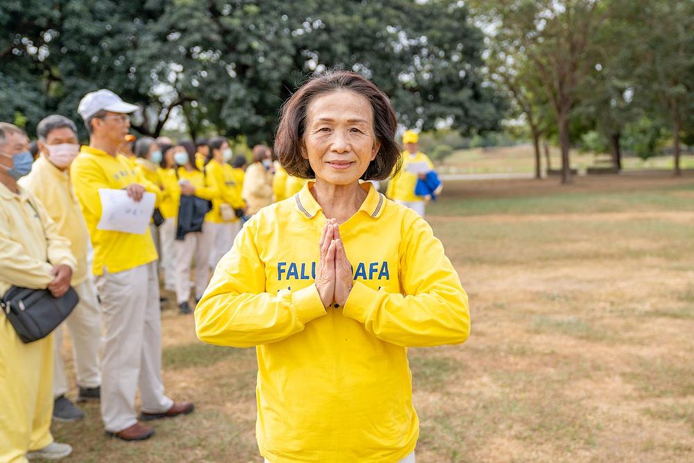  Mei Di, penzionisana nastavnica osnovne škole, spašena je iz očajne situacije. Ona zahvaljuje Učitelju na njegovoj milosti i spasenju.
