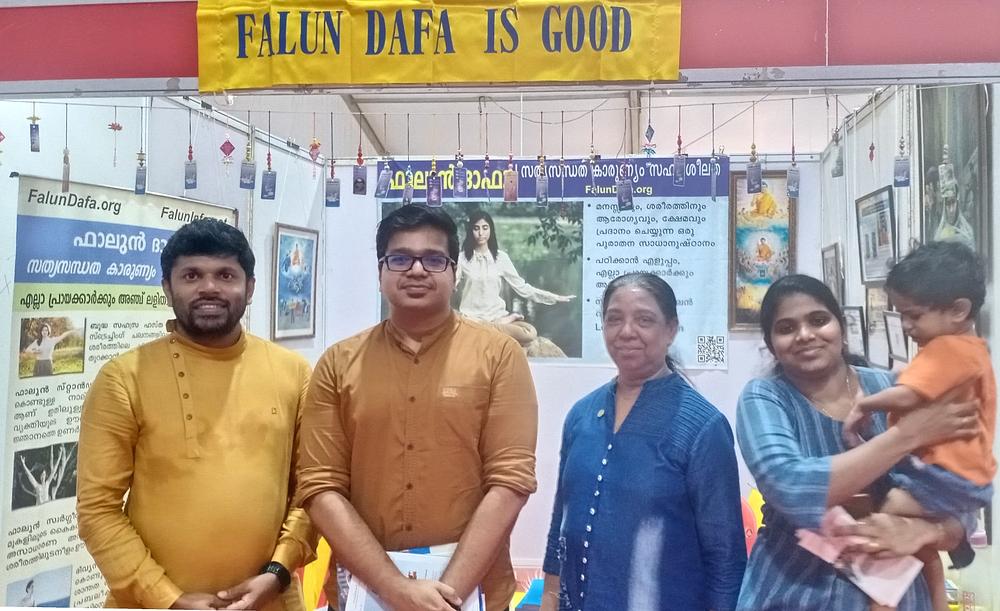 Sreejit Panikar (drugi lijevo) je saznao za progon Falun Dafa.