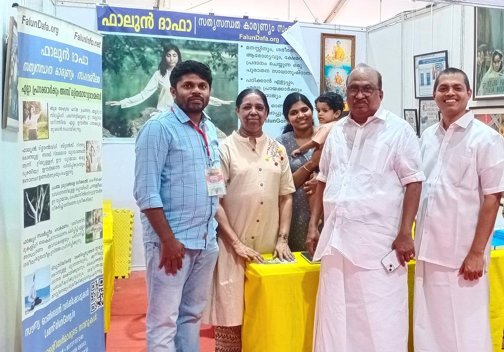 Političari K.V. Thomas (drugi desno) i C.G. Rajagopal (prvi desno) su razgovarali sa praktikantima i izrazili svoju podršku Falun Dafa.