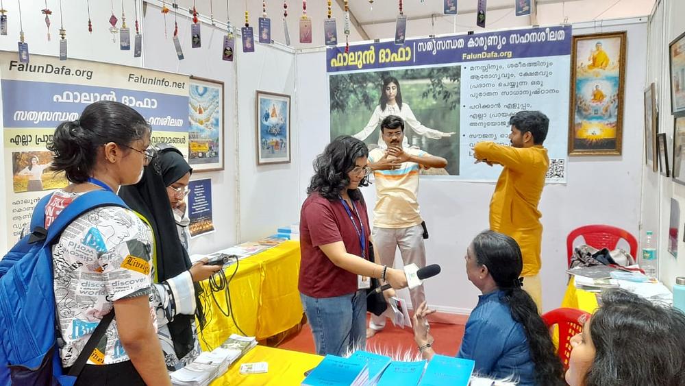 Radio Kochi je intervjuisao praktikante i emitovao izvještaj o Falun Dafa.