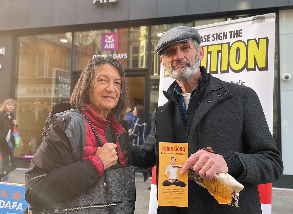 Sussan (lijevo) i suprug Brennan potpisuju peticiju koja poziva okončanje progona.